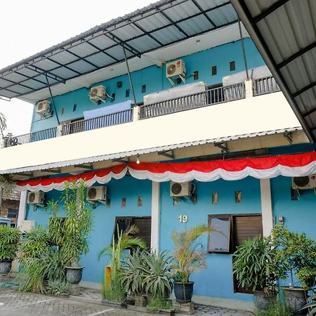 Oyo 1784 Hj. Aniek Residence Madiun Eksteriør billede