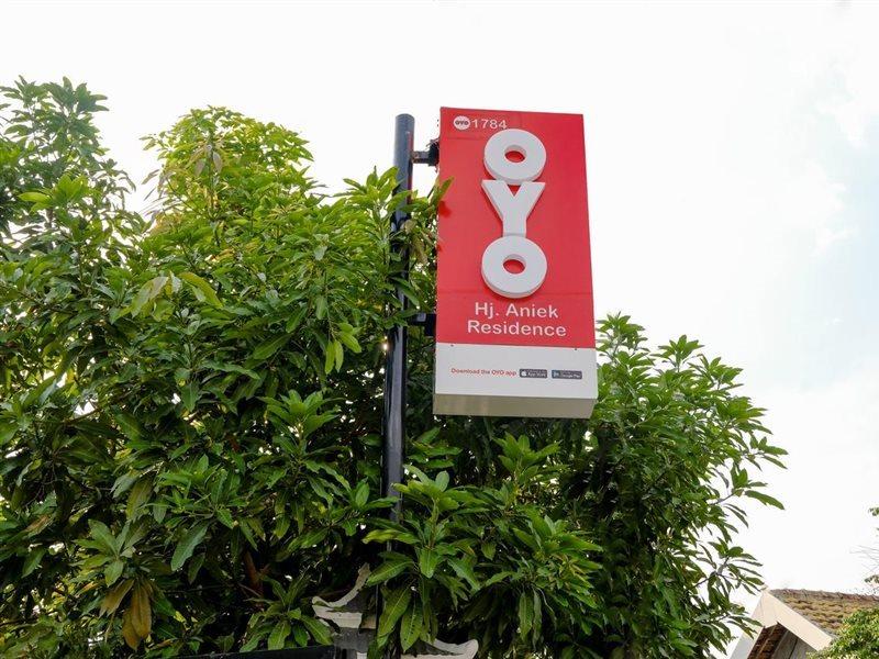 Oyo 1784 Hj. Aniek Residence Madiun Eksteriør billede