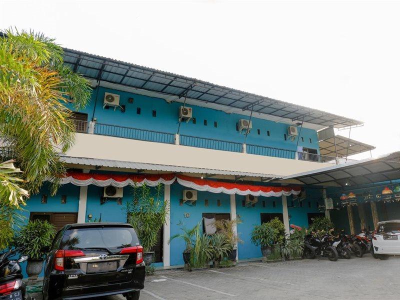 Oyo 1784 Hj. Aniek Residence Madiun Eksteriør billede