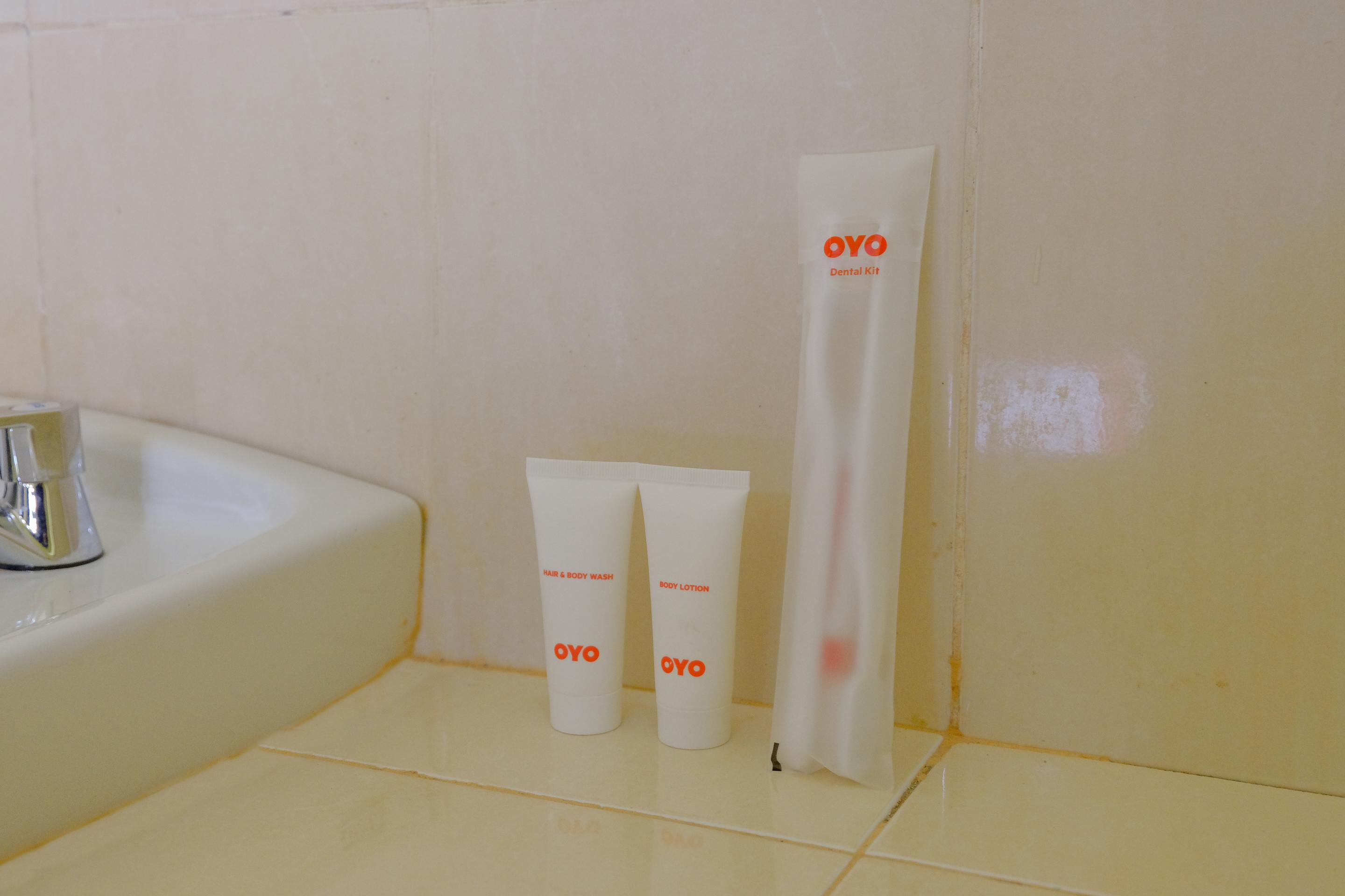 Oyo 1784 Hj. Aniek Residence Madiun Eksteriør billede