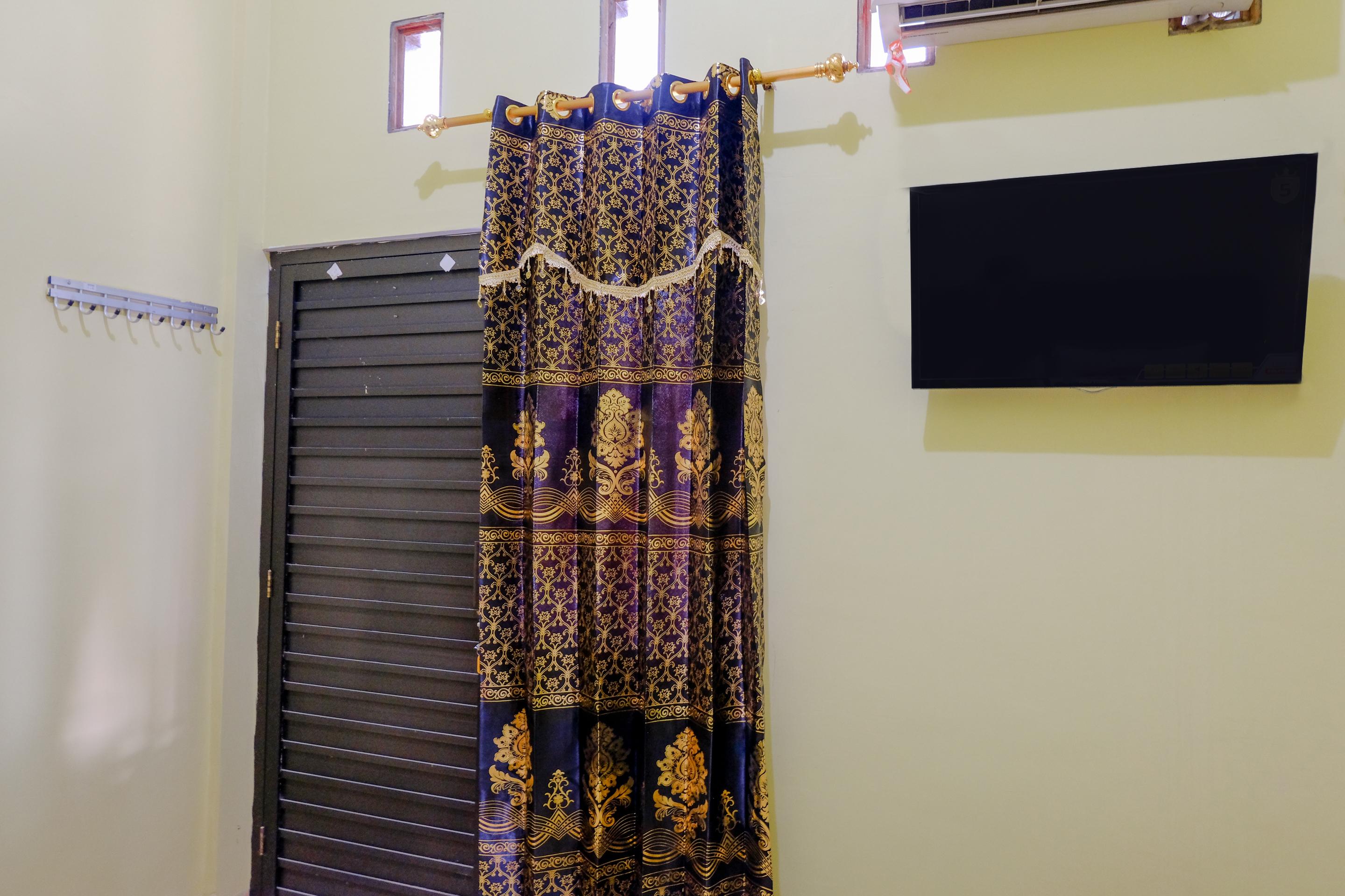Oyo 1784 Hj. Aniek Residence Madiun Eksteriør billede