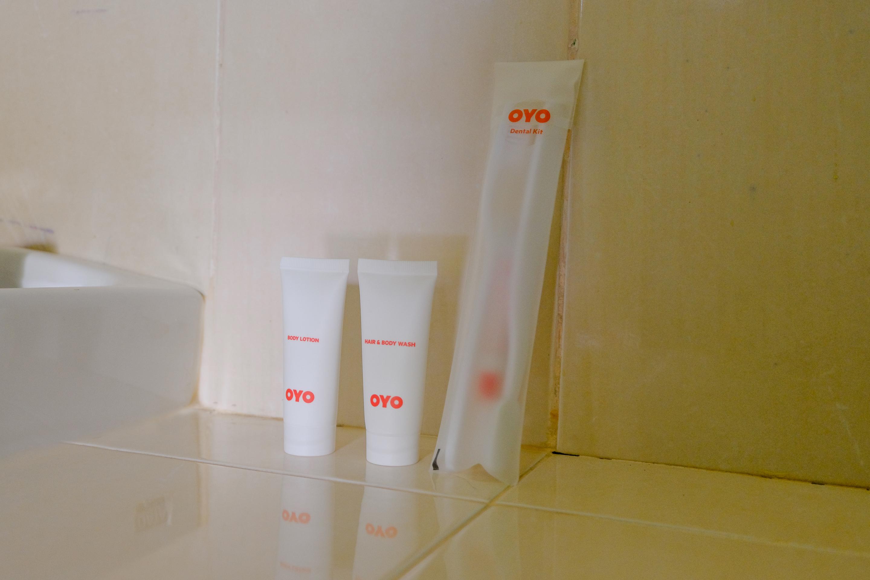 Oyo 1784 Hj. Aniek Residence Madiun Eksteriør billede
