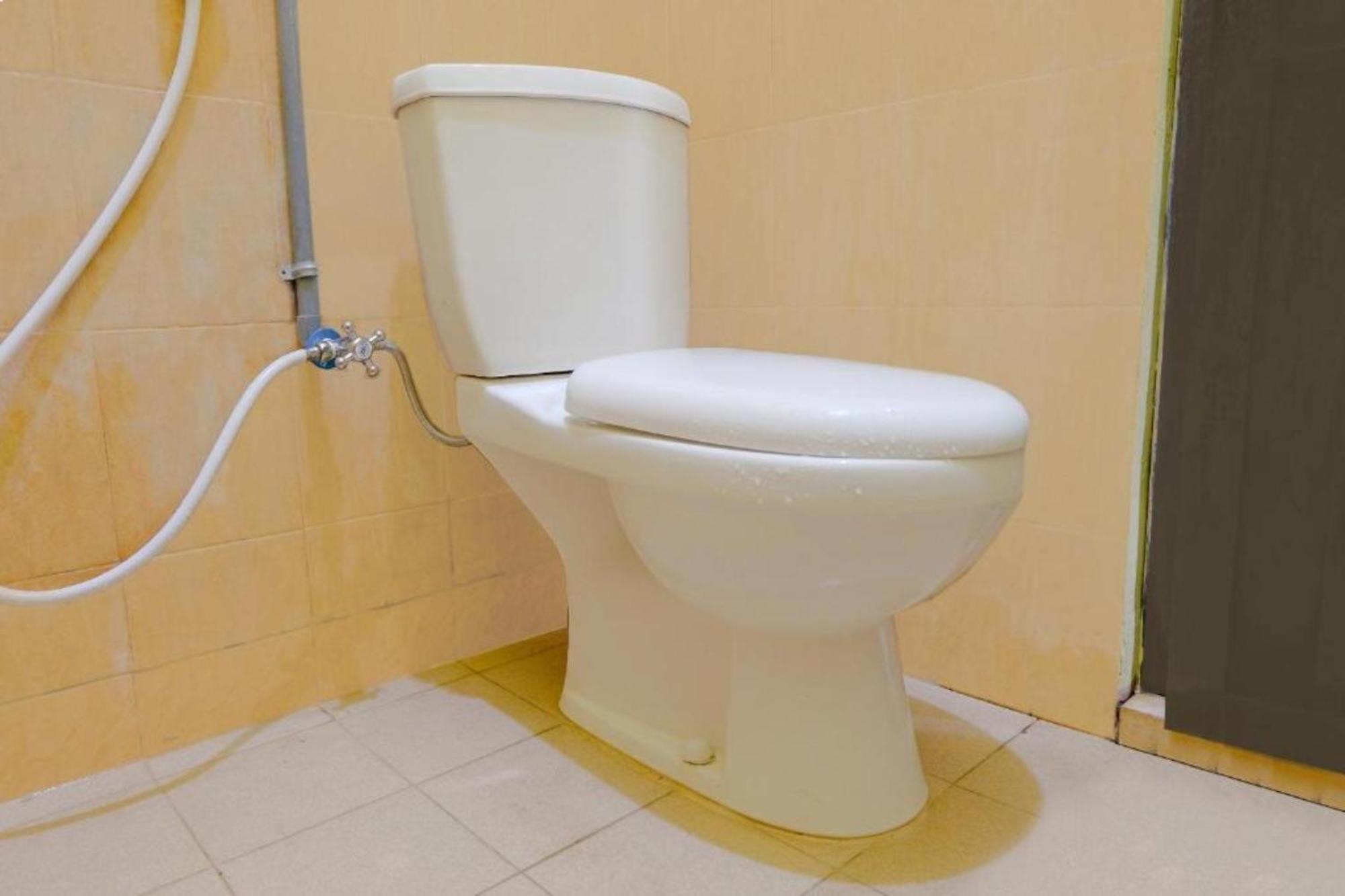 Oyo 1784 Hj. Aniek Residence Madiun Eksteriør billede