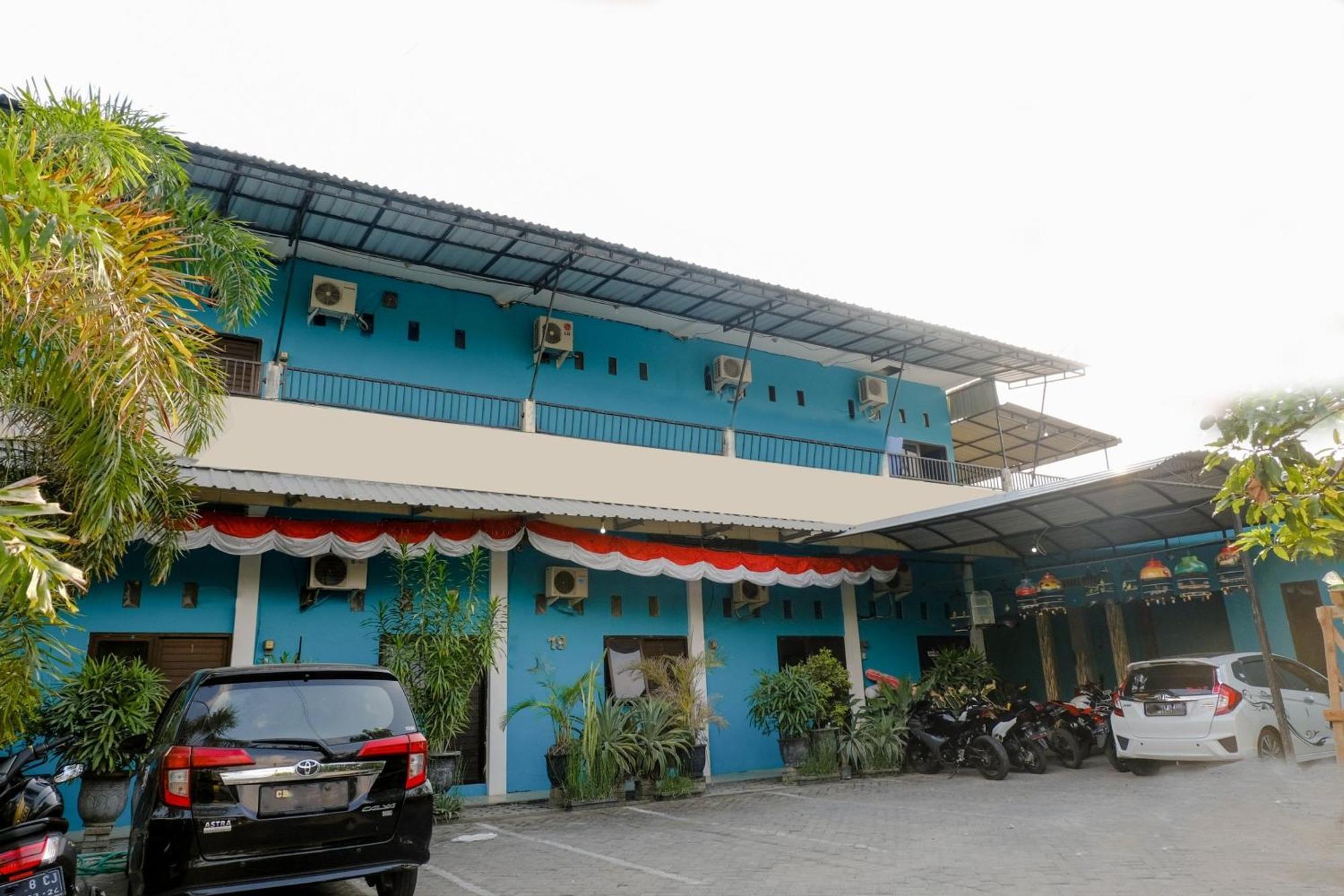 Oyo 1784 Hj. Aniek Residence Madiun Eksteriør billede