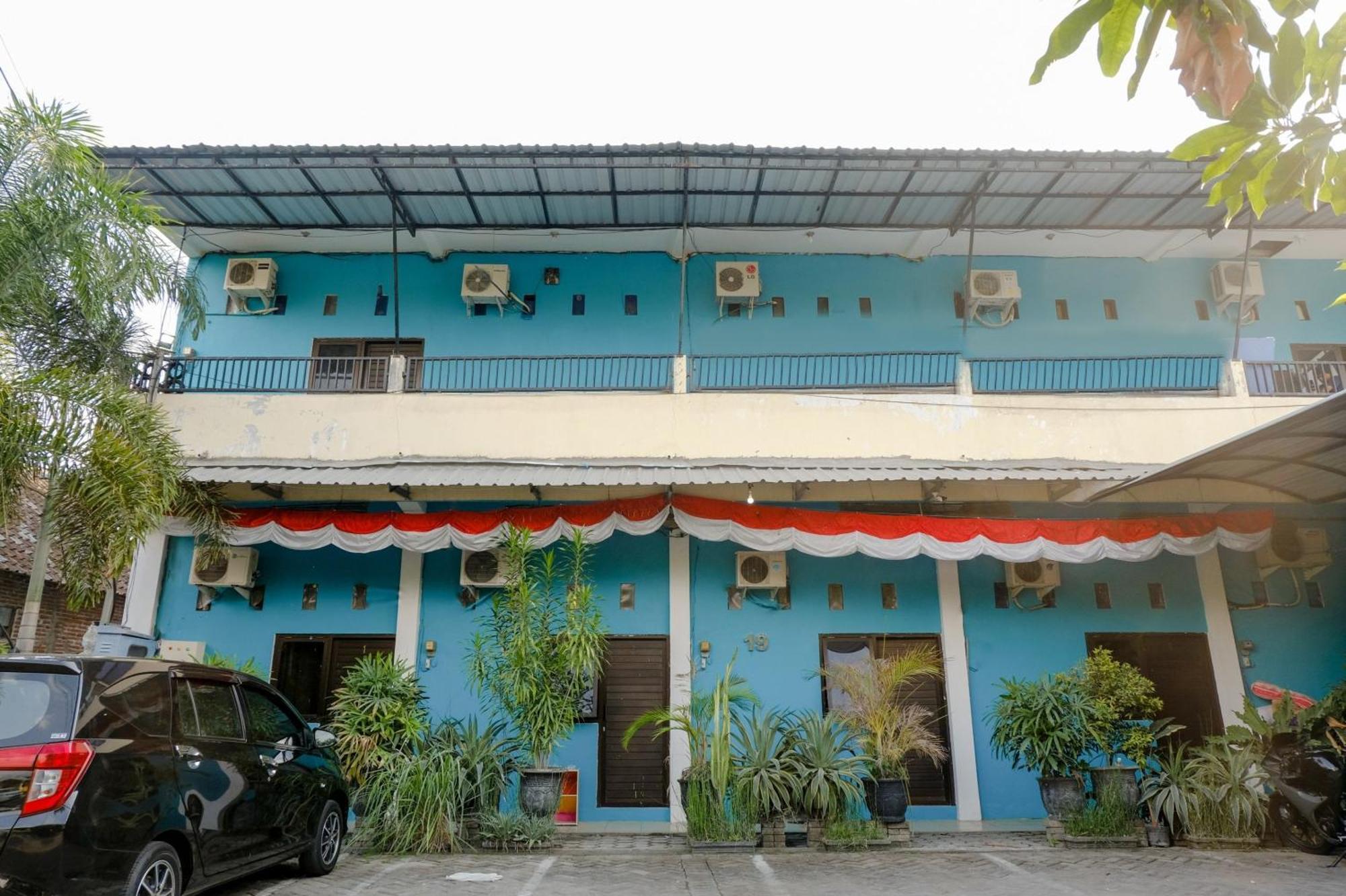 Oyo 1784 Hj. Aniek Residence Madiun Eksteriør billede