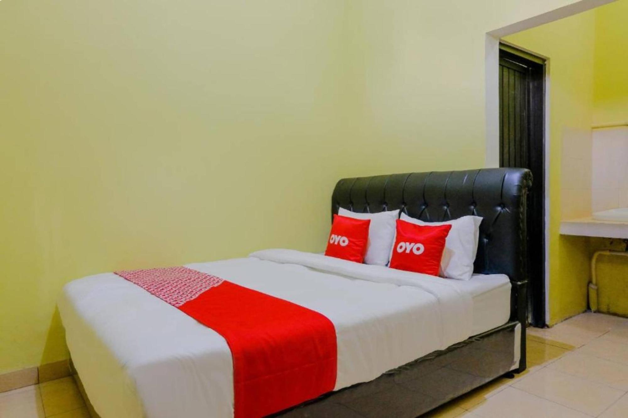 Oyo 1784 Hj. Aniek Residence Madiun Eksteriør billede