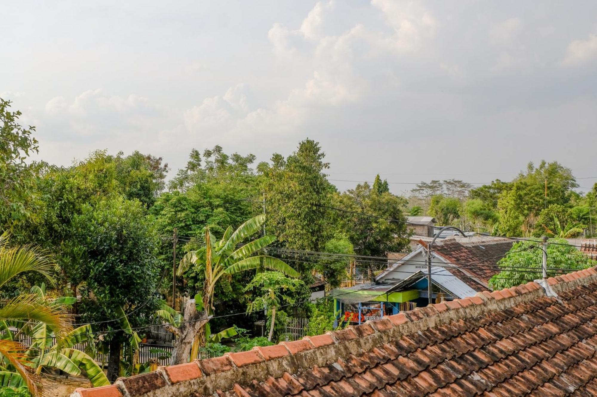 Oyo 1784 Hj. Aniek Residence Madiun Eksteriør billede