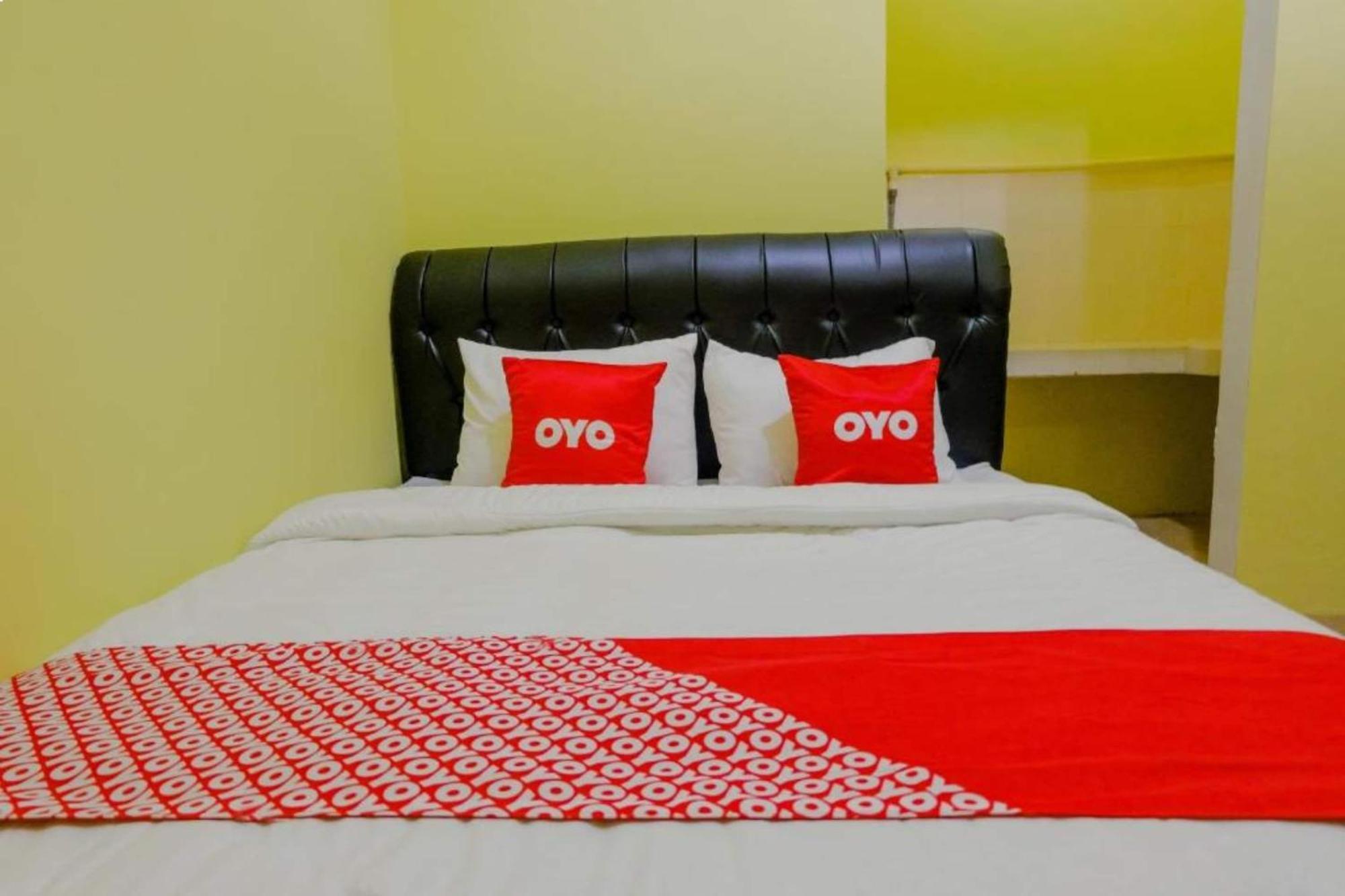 Oyo 1784 Hj. Aniek Residence Madiun Eksteriør billede