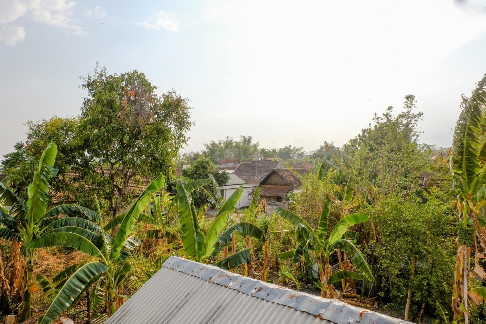 Oyo 1784 Hj. Aniek Residence Madiun Eksteriør billede