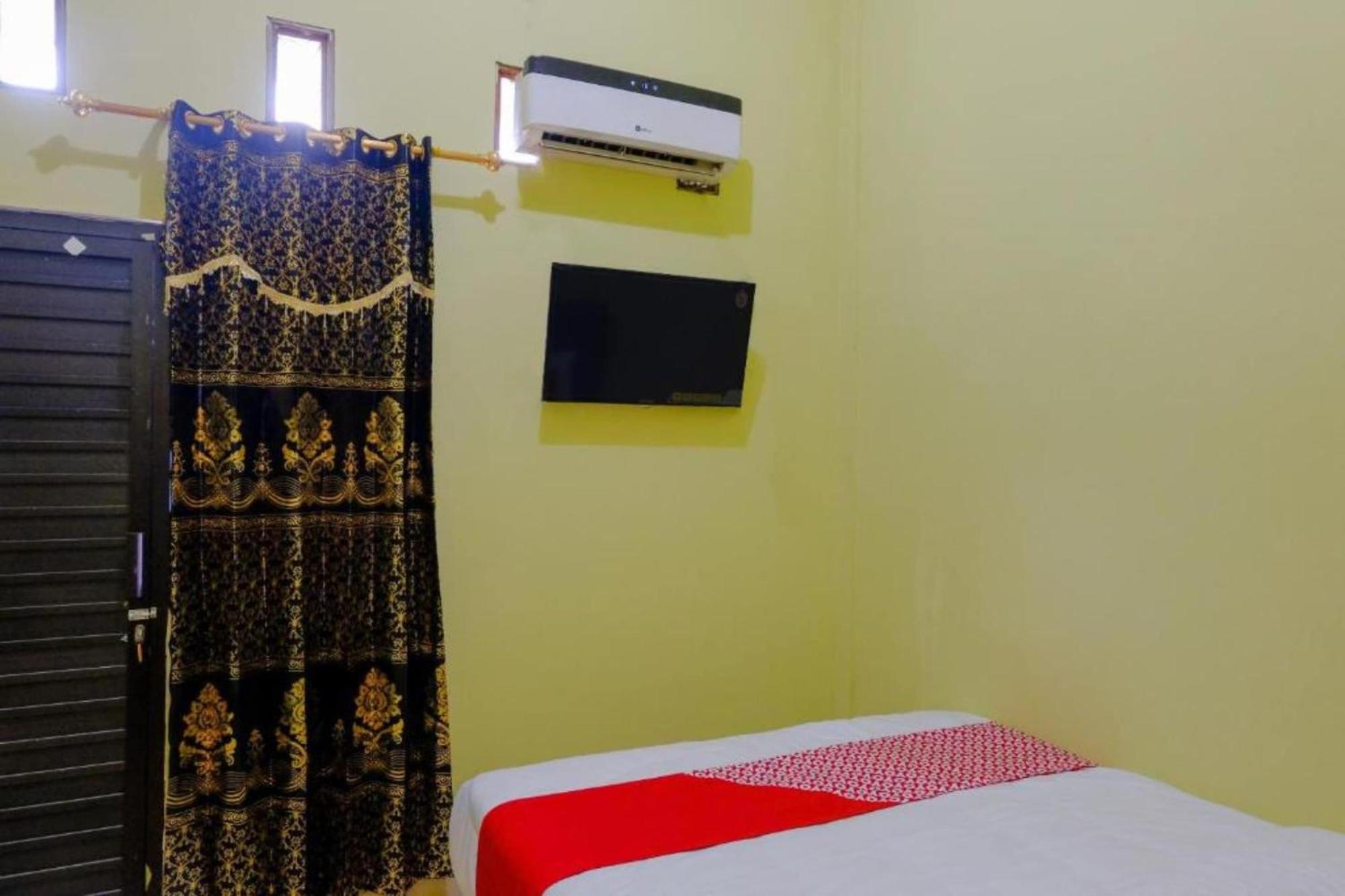 Oyo 1784 Hj. Aniek Residence Madiun Eksteriør billede