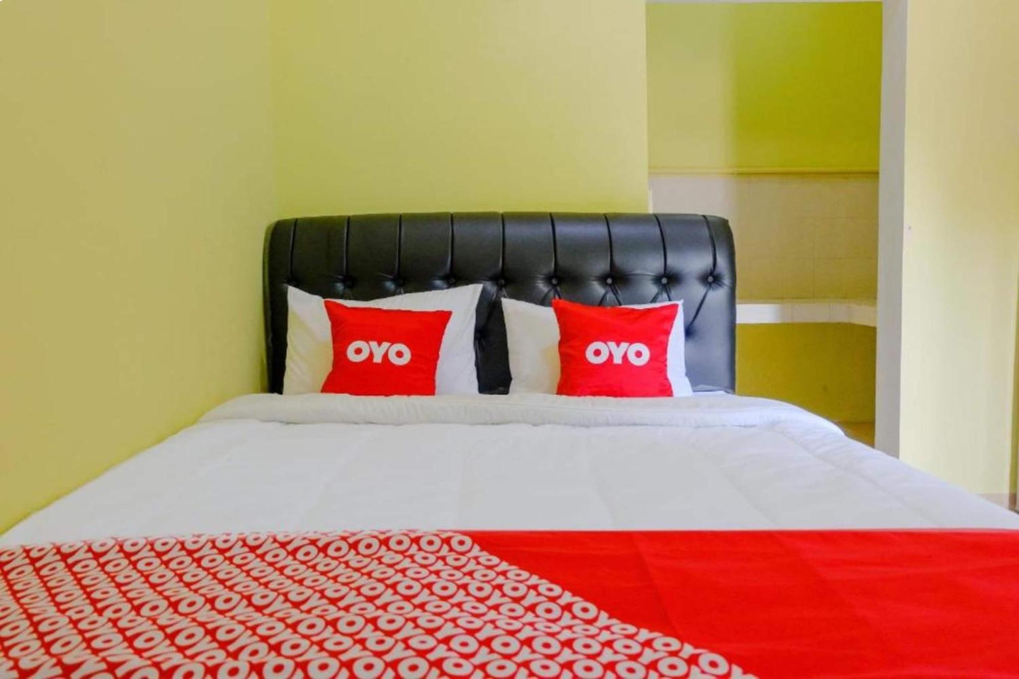 Oyo 1784 Hj. Aniek Residence Madiun Eksteriør billede