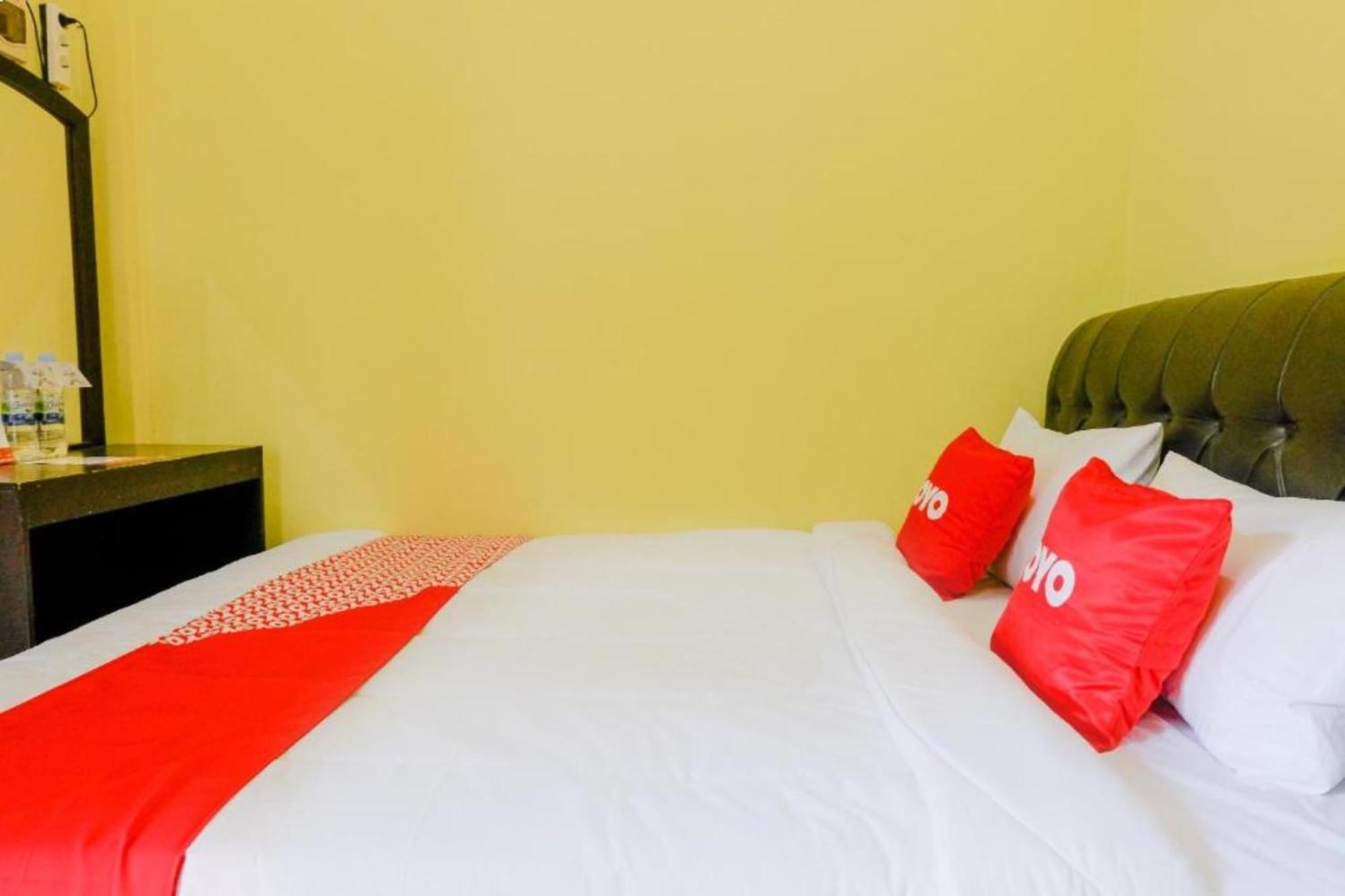 Oyo 1784 Hj. Aniek Residence Madiun Eksteriør billede
