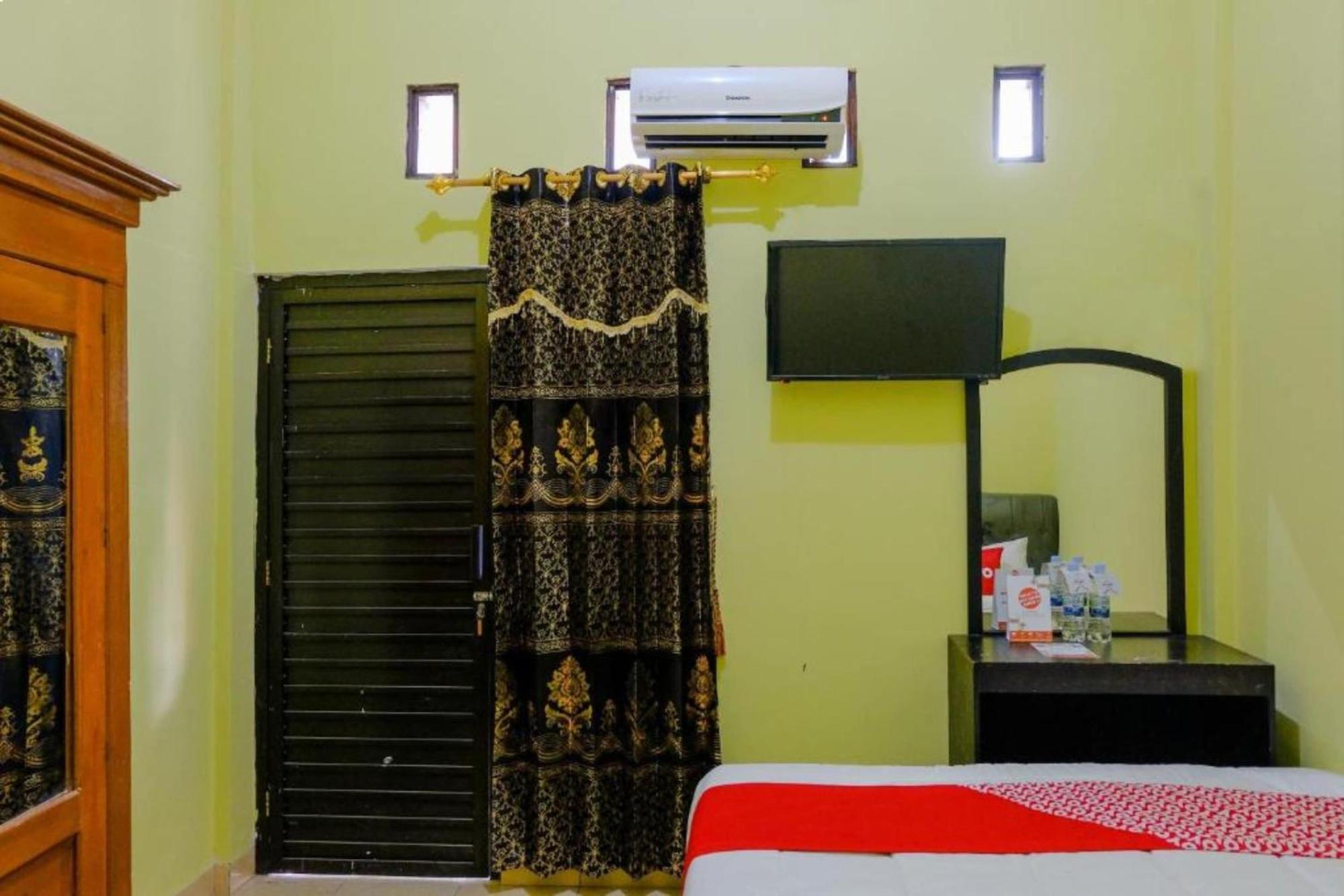 Oyo 1784 Hj. Aniek Residence Madiun Eksteriør billede