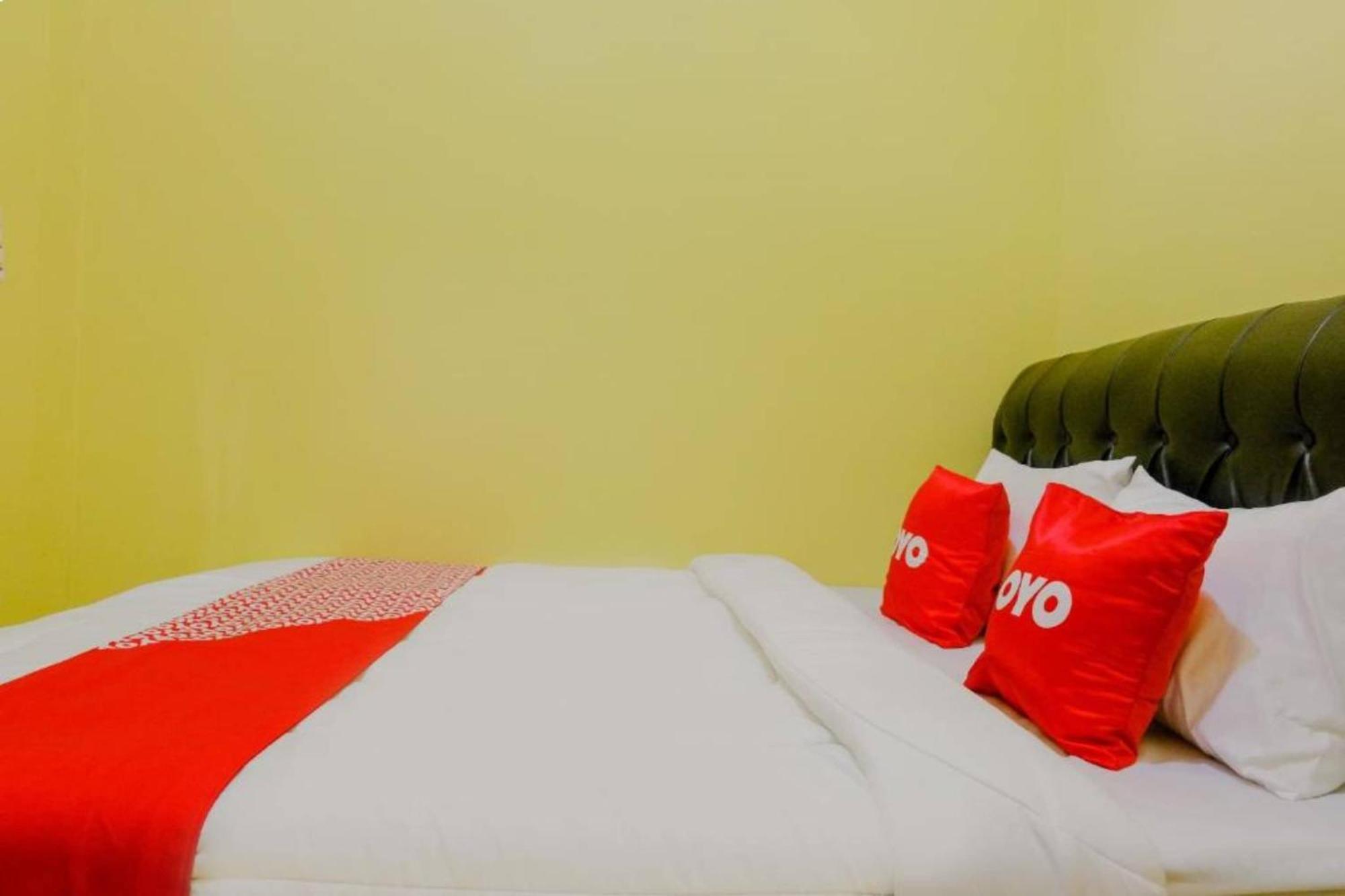 Oyo 1784 Hj. Aniek Residence Madiun Eksteriør billede