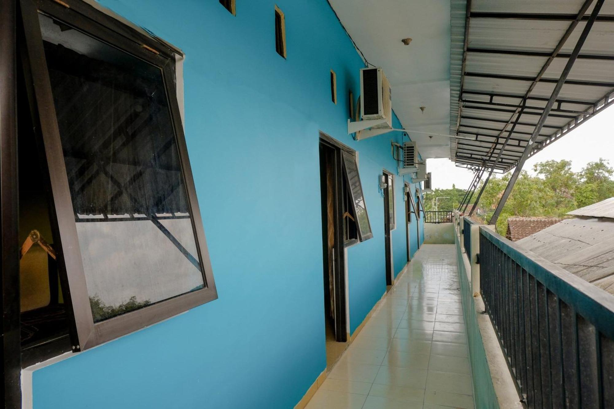 Oyo 1784 Hj. Aniek Residence Madiun Eksteriør billede