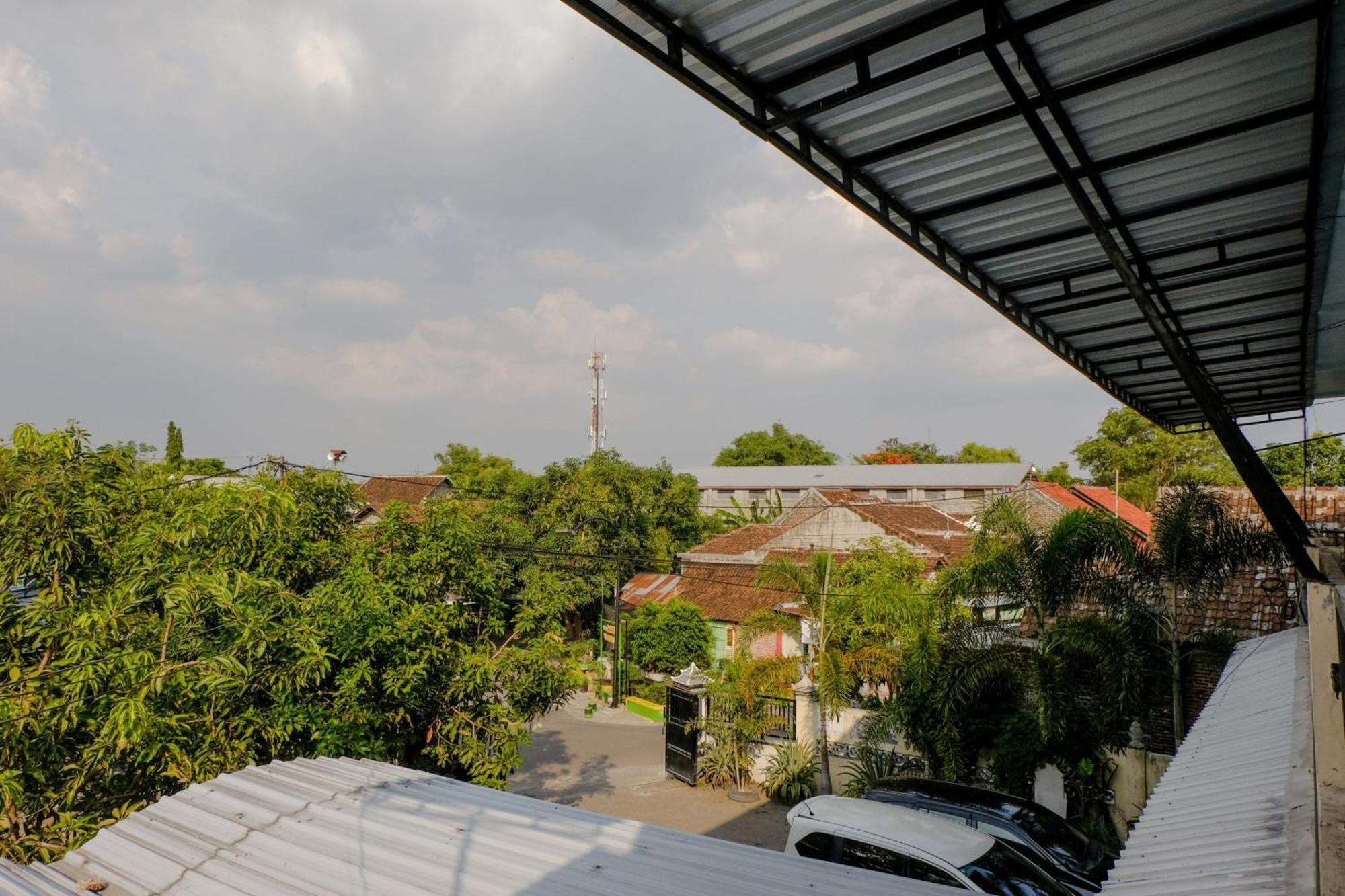 Oyo 1784 Hj. Aniek Residence Madiun Eksteriør billede
