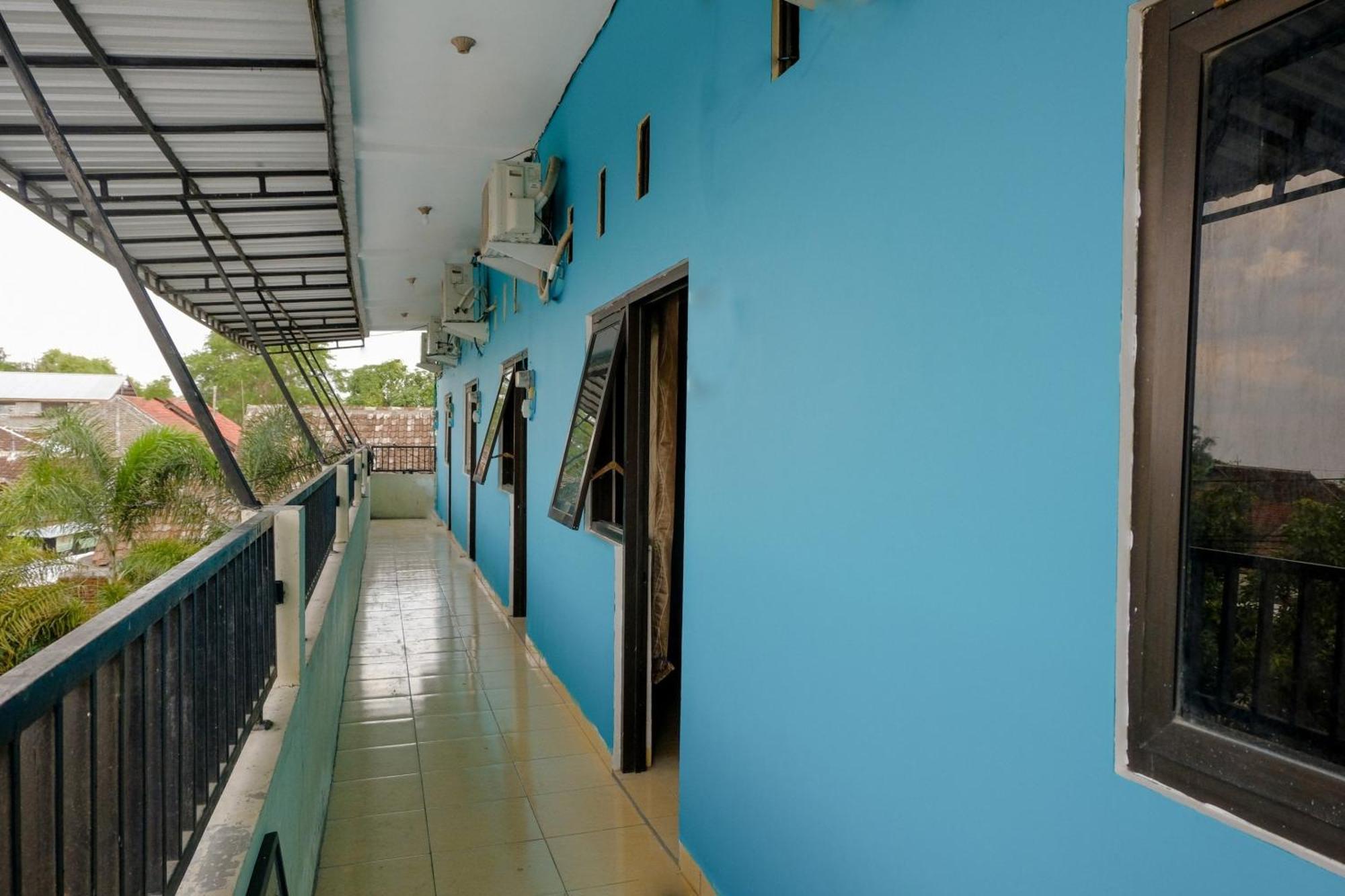 Oyo 1784 Hj. Aniek Residence Madiun Eksteriør billede