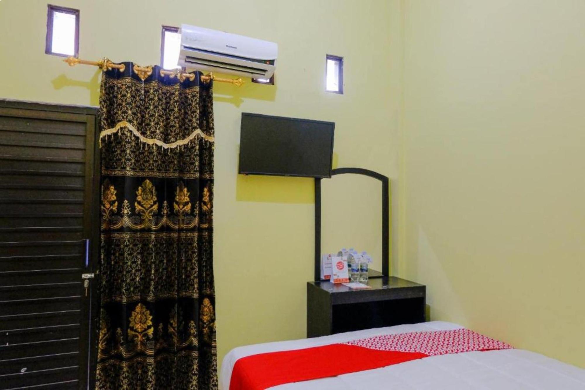 Oyo 1784 Hj. Aniek Residence Madiun Eksteriør billede