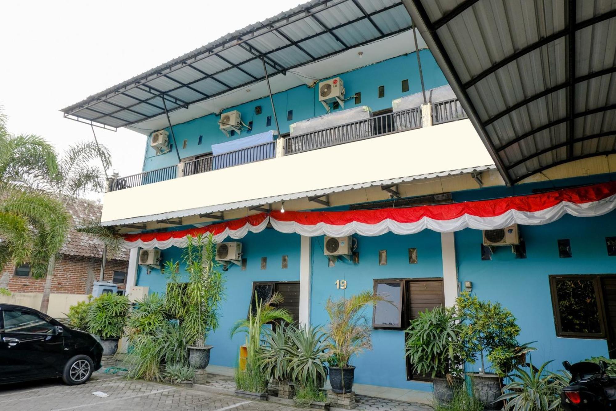 Oyo 1784 Hj. Aniek Residence Madiun Eksteriør billede